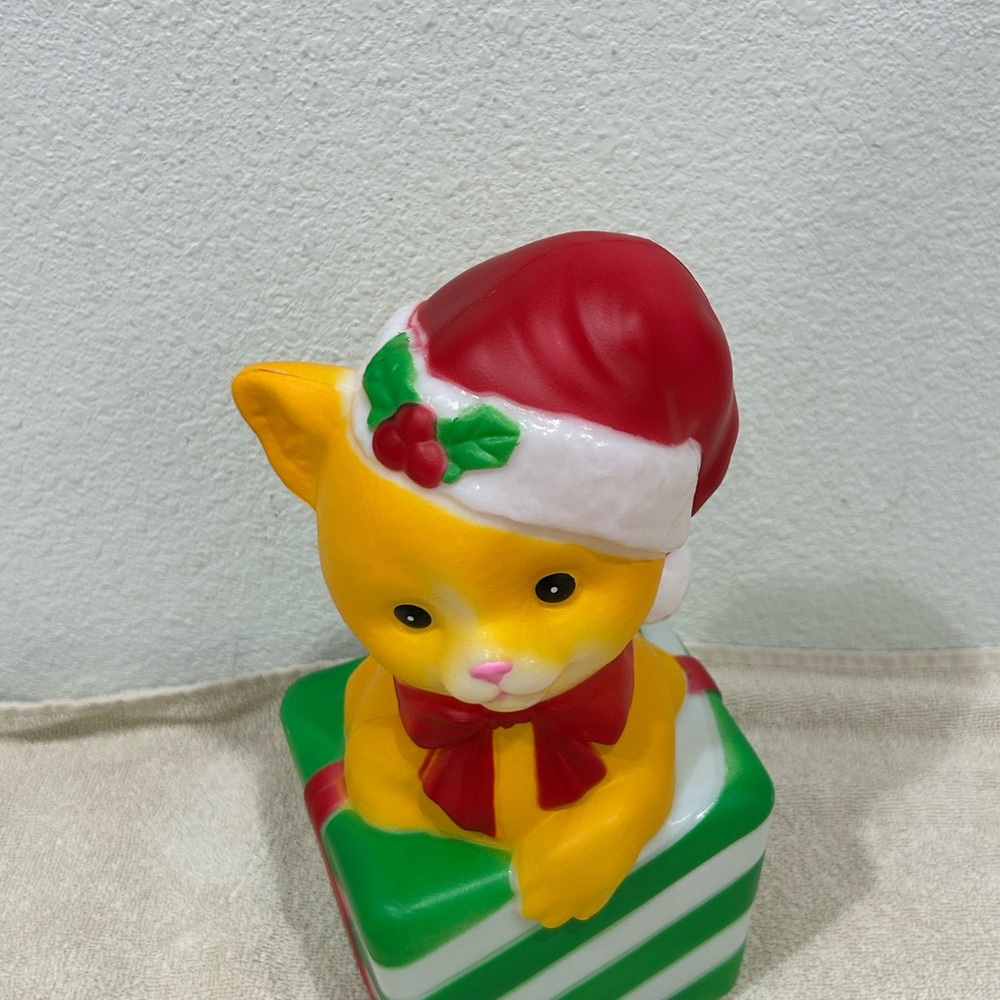 Holiday Time 11" Cat with Santa Hat on Present Lighted Blow Mold - Picture 6 of 8